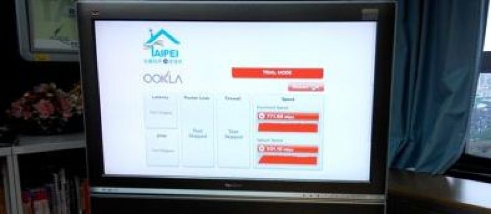 現場展示光纖到戶速率,下載速度達700Mbsp以上,上傳則有900Mbps以上。