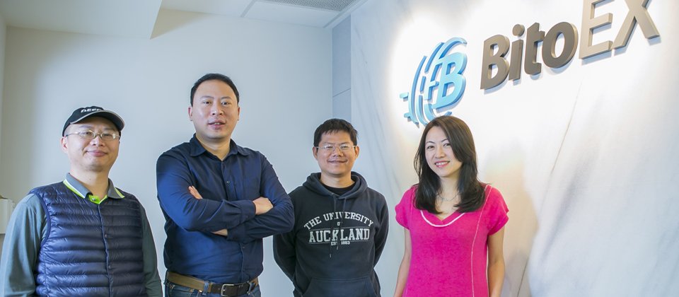 擁有超過20萬名會員的臺灣虛擬貨幣龍頭幣託(BitoEX)執行長鄭光泰(圖左二)宣布,明年第一季要推出虛擬貨幣交易所BitoPro,大腳跨入交易所的戰局,可以買賣更多種虛擬貨幣,不再只專攻比特幣市場(攝影/洪政偉)。