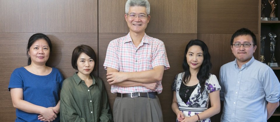 臺灣事實查核中心網站將於7月正式上線,中正大學傳播系教授也是優質新聞發展協會理事長胡元輝(圖中)是主要推手,而(右二)公視節目部青春發言人新聞總編輯黃兆徽,則擔任總編審來率領執行團隊。(攝影/洪政偉)