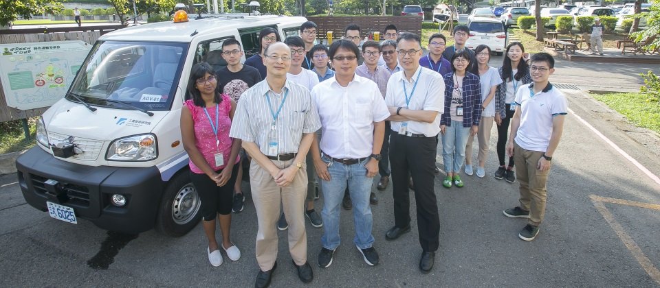 去年7月,工研院機械所決定找來曾在蘋果特別產品部門任職主管,在自駕車領域鑽研20年的王傑智(前排右二)來領軍,他一上任不到半年就將原有自駕團隊重新整頓,並依自駕系統核心重要組成來分工,主要分成感知、決策、地圖跟定位、雲端地圖,以及軟體工程組。(攝影/洪政偉)