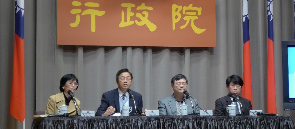 行政院副院長張善政(左二)主持行政院資安會報會後記者會,包括資通安全辦公室主任蕭秀琴(左一)、新任科技政委杜紫軍(右二)以及技服中心主任劉培文(右一)都共同出席記者會。