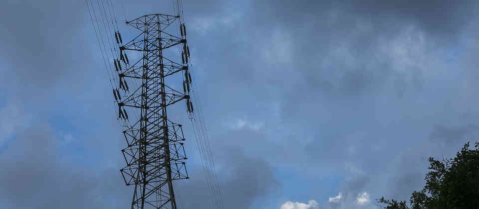 面對先前已經有種種的供電不足的限電危機,企業如果沒有事先檢查機房使用的UPS不斷電系統,在面對此次無預警斷電時,將可能造成系統中斷、資料毀損,導致企業無法持續營運的風險。