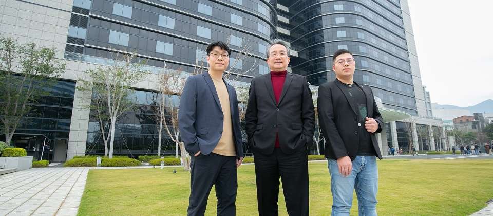 華碩電腦資安長金慶柏(圖中)認為,資安是全世界都重視的事情,為了資安這項工作的推動能夠可長可久,就不能單兵作戰,而加入類似FIRST的國際資安組織,就是希望一群人在資安領域一起走,可以走得更遠、更穩健。圖左為數位安全中心資深經理劉諭聰,圖右為數位安全中心前瞻威脅分析師許宗仁。