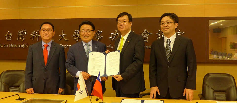 韓國資訊科技研究中心(KITRI)總裁Yoo Joon-sang(柳晙相)(左二)和國會議員Lee Un-Ryong(李雲龍)(左一)來臺,和臺灣科技大學校長廖慶榮(右二)簽訂資安人才培育合作備忘錄。