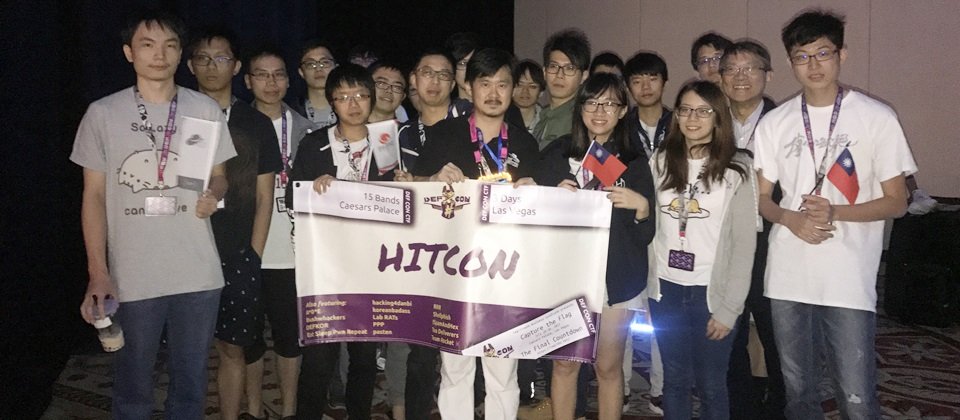臺灣HITCON CTF戰隊在緊張的三天比賽後,留下大家暨緊張又疲累的合照身影。