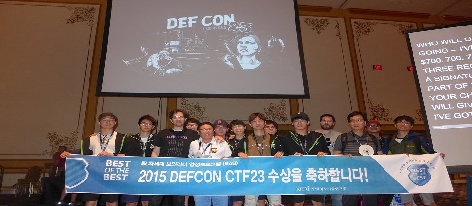 南韓隊南韓隊DEFKOR是政府BOB專案,傾全力培養的資安菁英,獲得DEF CON CTF第一名寶座,實至名歸。而DEFKOR對自己奪冠非常有信心,已經事先準備奪冠的藍布條拍照紀念。圖左三為DEF CON創辦人Jeff Moss(簡稱DT)。