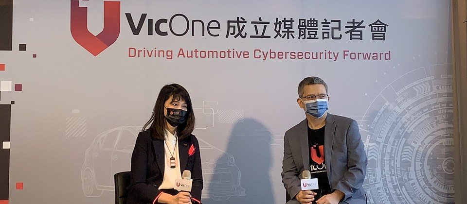 趨勢科技執行長陳怡樺(圖左)和子公司VicOne執行長鄭奕立(圖右)表示,VicOne鎖定電動車資安,確保車連網以及汽車供應鏈軟體的安全。