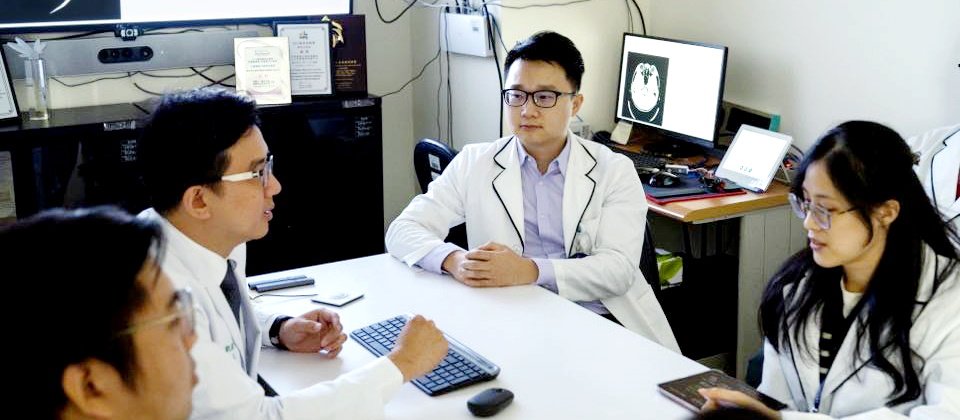 中國附醫AI中心副主任游家鑫(中)指出,擁抱新技術的最快方法,就是從手邊專案先做起,取得初步成功後,再分享、交流,進一步擴大應用至其他領域。(圖片來源/游家鑫)