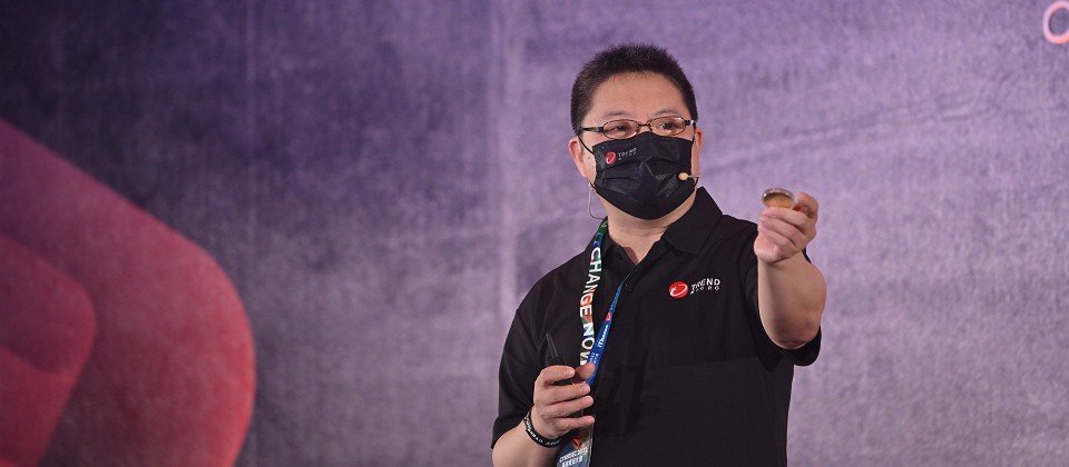 趨勢科技核心技術部資深協理暨VicOne威脅研究副總裁張裕敏手持一顆「實體」比特幣表示,元宇宙中會遇到許多社交領域詐騙案件,傳統詐騙加上新興科技名詞,一顆實體比特幣就可以詐騙數萬元。