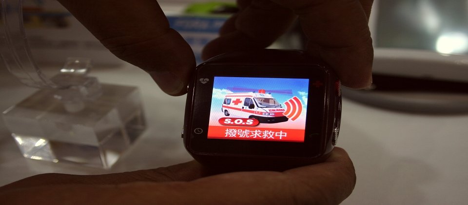 蓋德科技推出的安全天使智慧手錶,一旦按下緊急求救按鈕時,會和後端的雲端服務平臺連線,會有服務人員進行和智慧手錶穿戴者進行對話,確認需要的救援服務。