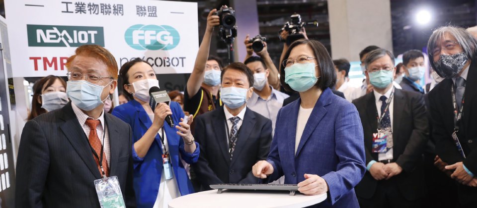 在2020臺灣資安大會當中,首度舉行的資安展覽「智慧臺灣安全展」,特別以實機形式展現臺灣在多個場域面的資安能量,總統蔡英文也在本屆大會上參觀五大實機展示的模擬攻擊情境與防護。