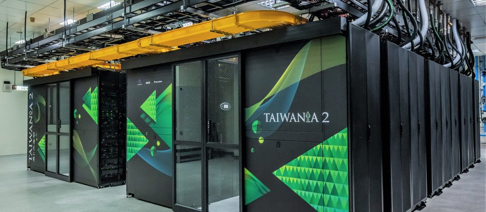 新造超級電腦「台灣杉二號」(TAIWANIA 2)佔地共4排機櫃,由252個節點組成,單一節點包含2顆CPU(Intel Xeon Gold)及8顆GPU(Nvidia Tesla V100 w/32GB),總計安裝多達2016套GPU。(圖片來源:國網中心)