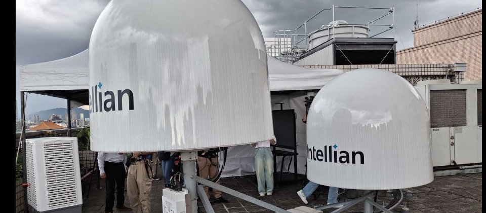 數發部曾展示SES中軌衛星通訊,如何在固網、行動網路無法使用下,提供政府機關緊急通訊。