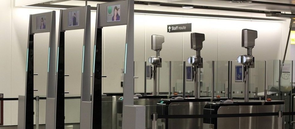 (圖為Heathrow 機場的電子通關系統)