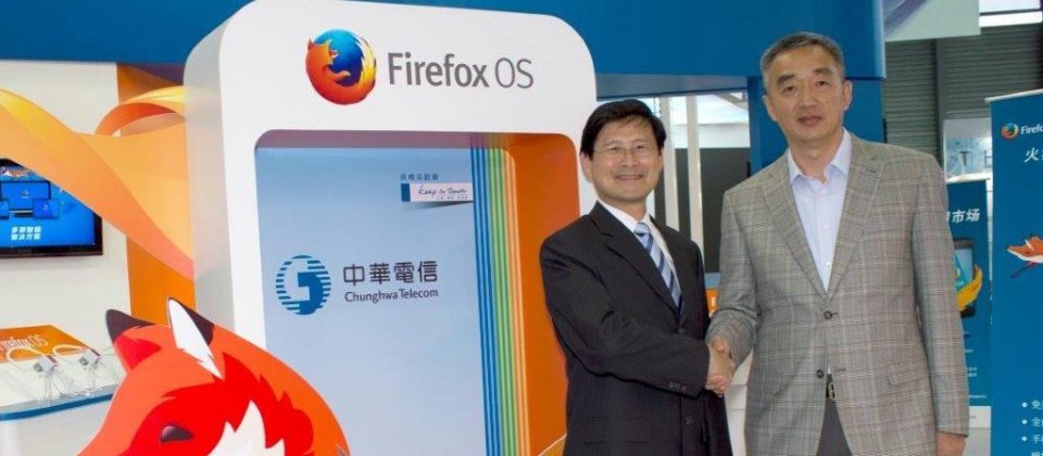 中華電信與Mozilla簽署合作備忘錄,正式加入Firefox OS生態行列。左為中華電信行動通訊公司加值處處長郭逸樵,右為Mozilla全球營運長宮力。