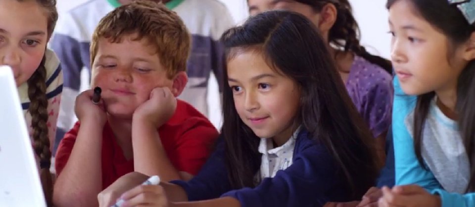 利用擴增實境,小朋友玩的真實遊戲會與iPad app互動。