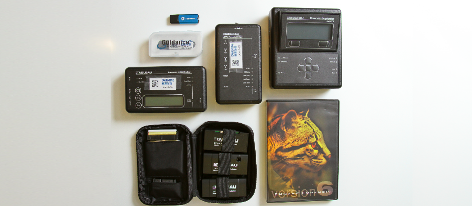圖為勤業眾信鑑識工具箱內的專業鑑識軟硬體工具(拍攝日期:2012年11月)。