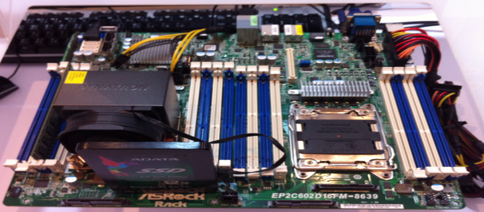 由內建了4個SFF-8649埠的華擎EP2C602D16FM-8639主機板，搭配使用了LSI SandForce SF3700 Flash控制器的威剛 SE 1020SP固態硬碟組成。