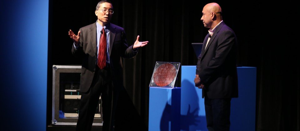 英特爾發表會上思科(Cisco)資深副總裁David Yen和eBay副總裁Dan Morales討論維持電子商務營運的相關技術問題。