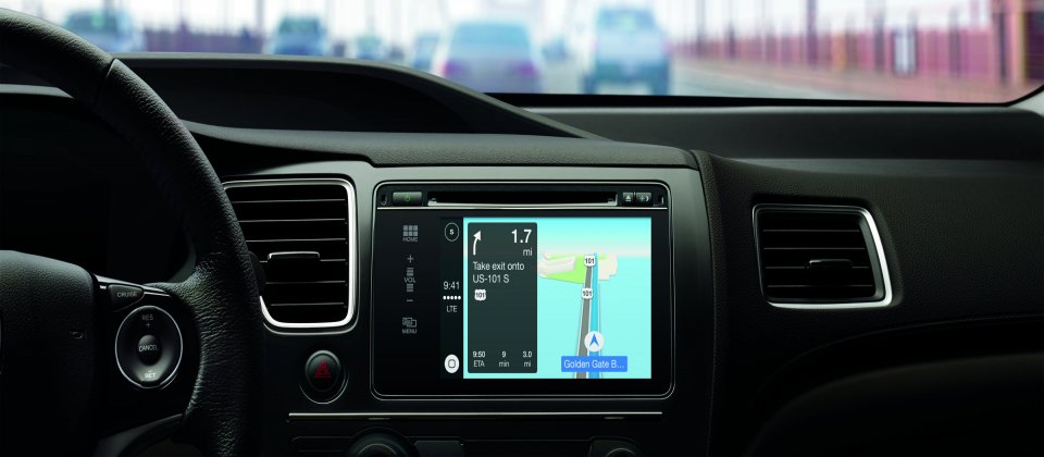 iPhone連上整合CarPlay的汽車時,汽車駕駛就能執行iPhone上的Siri語音數位助理並存取iPhone功能。