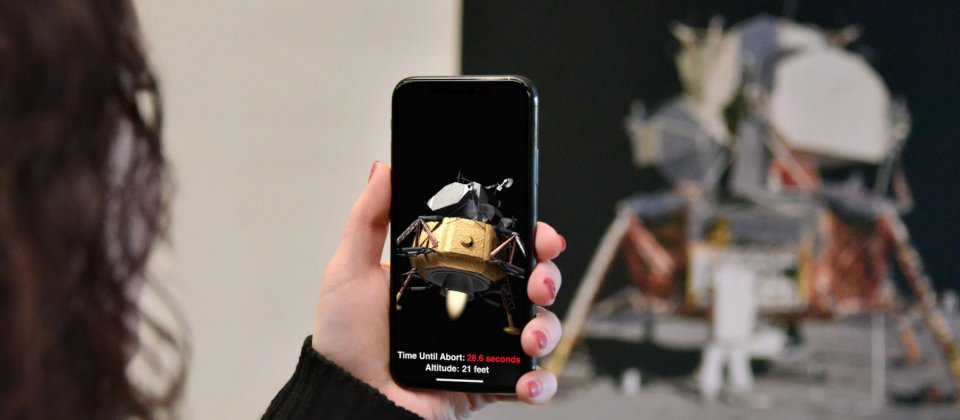 在預覽的iOS 11.3中,蘋果釋出的ARKit 1.5可將標誌、海報或畫作等2D影像嵌入互動的AR體驗。