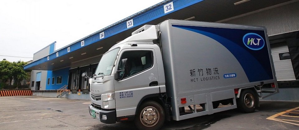 從今年7月15日起至明年7月14日止,這段期間,新竹物流的自駕貨車將會每天行駛, 並以時速40公里行駛於一般車道,測試時段也配合一般物流作業時間,分為早中晚3個時段。(上圖貨車僅為示意,並非實際運作的自駕貨車。)