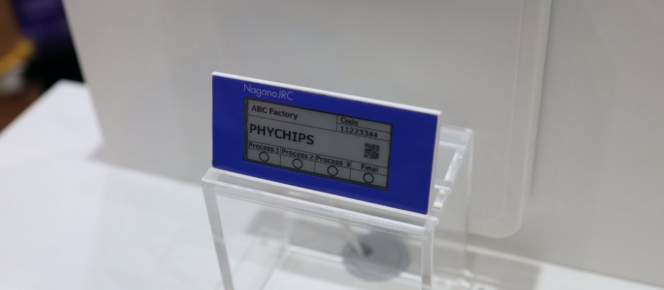 利用UHF超高頻段可以無線為電子紙裝置供電、更新訊息內容,電子紙後方約10公分距離為發射器。