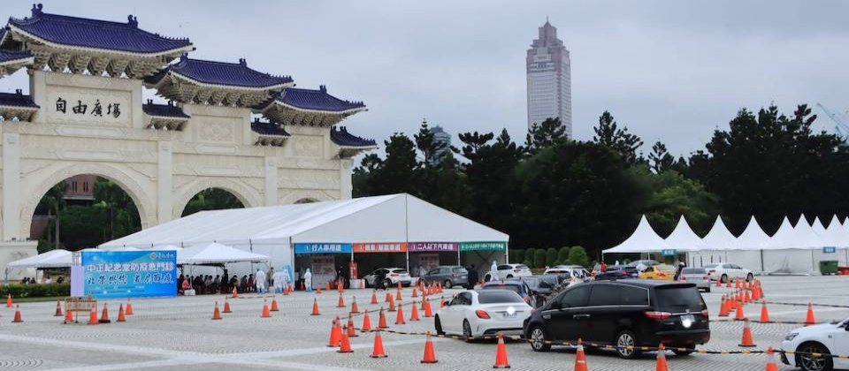 臺北榮總中正紀念堂車來速急門診於5月17日上線,靠著動線分流、IT系統同步和診斷碼套餐,以及大規模採檢經驗,發展出問診、領藥、採檢一次到位的醫療服務,民眾不必下車就能完成採檢。