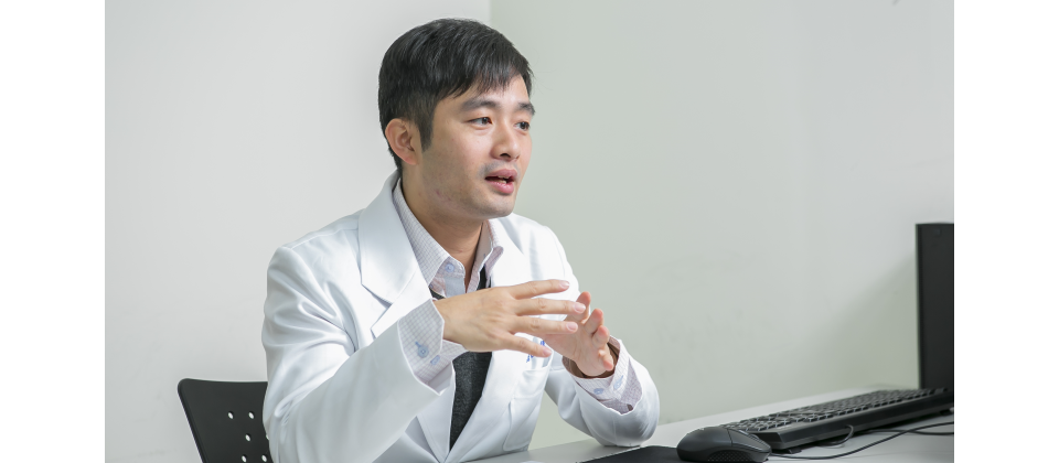 萬芳醫院放射腫瘤科主治醫師陳俊佑表示,住院醫師系統LazyR的系統設計是以醫師使用習慣為導向,讓醫師可以花更少時間在操作系統上,花更多時間來照顧病人。(攝影/洪政偉)