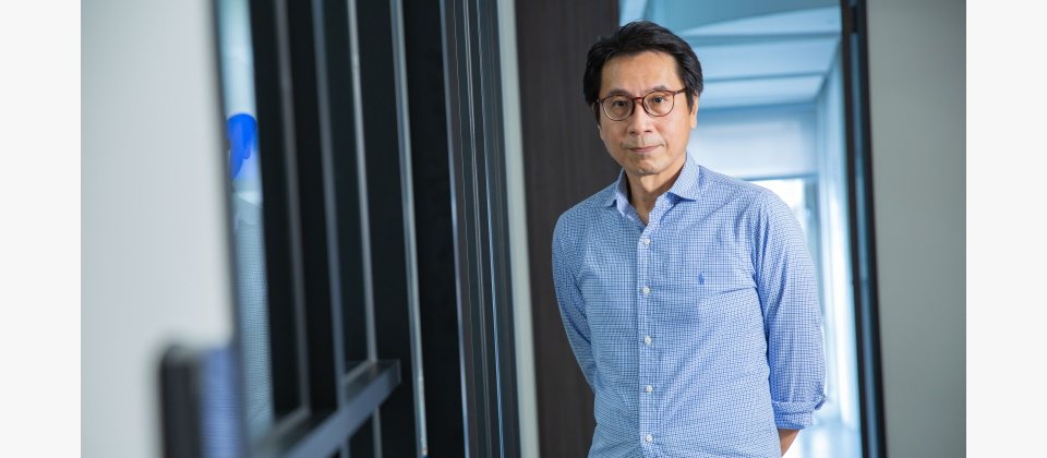 烏克蘭戰爭爆發之後,全球各地掀起各種支持烏克蘭、抵制俄羅斯的風潮,曾經在科技網路產業服務過的文化大學財金系助理教授陳曦表示,相較於過去五十年發動的各種戰爭,2022年這場戰事,出現真正癱瘓各種網站服務的網路攻擊,散布各種假消息、試圖帶風向的資訊戰,甚至有許多科技大廠,自主中斷在俄羅斯提供的網路服務等。(攝影/洪政偉)