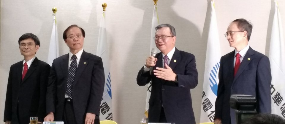 中華電信董事長鄭優(右二),率總經理謝繼茂(左二)、中華電信行動通訊分公司總經理陳明仕(右一)等高層親自說明。