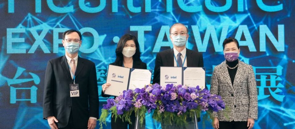 英特爾業務行銷暨公關事業群副總裁汪佳慧(左2)與生策會副會長楊泮池(右2)代表簽署合作意向書。