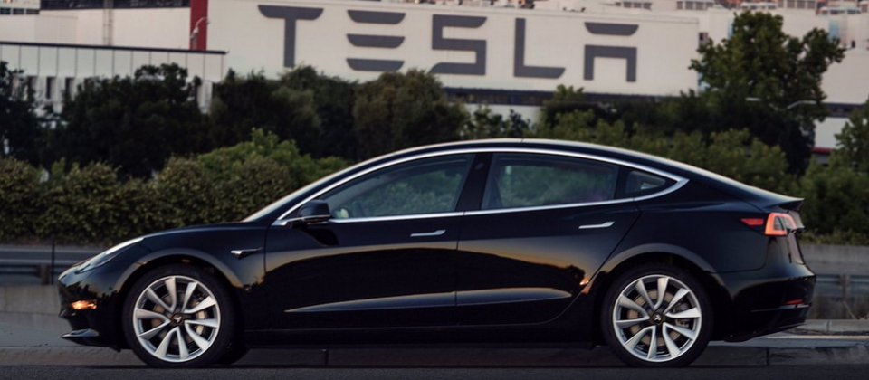 五人座的新一代Tesla平價電動車款Model 3一次充電可行駛345公里,時速從零到100公里只須約6秒。公司創辦人Elon Musk最近也在Twitter上貼出即將量產的Model 3照片提前為它造勢。