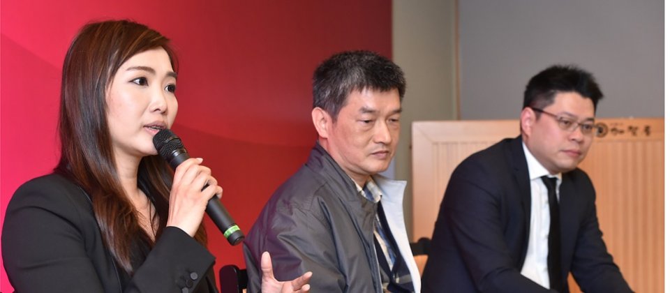 圖左是東京著衣董事長凃靜婷,分享如何透過使用者瀏覽歷程資料,來改善自家網站的設計