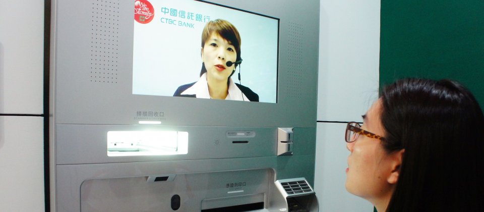 VTM讓民眾和銀行客服人員視訊通話,完成傳統銀行臨櫃開戶的所有動作。