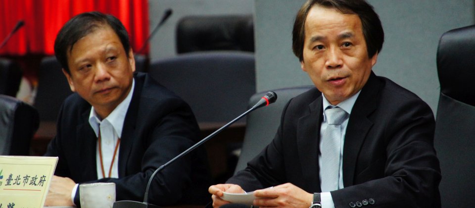 台北市副市長林欽榮(右)說明與AWS合作的目標在培育資料分析人才、加速產業創新發展。左為資訊局長李維斌。