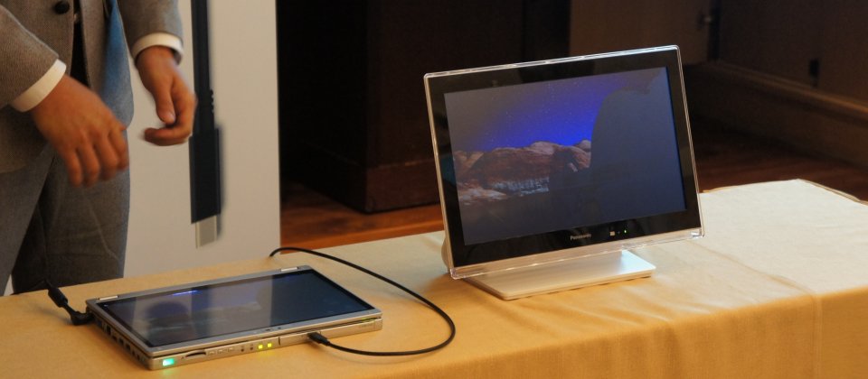 HDMI Licensing協會展示左側的平板筆電以USB Type-C直接連結右邊的HDMI螢幕。