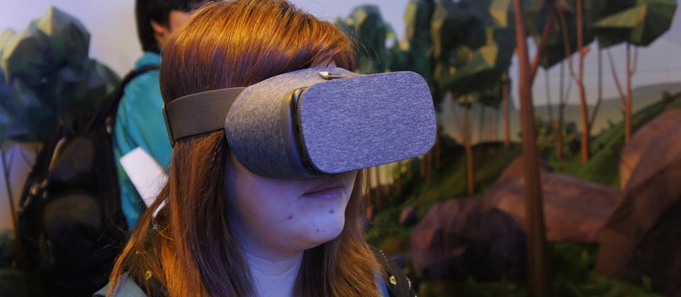民眾戴上Daydream View頭戴顯示裝置體驗Google最新VR平台。