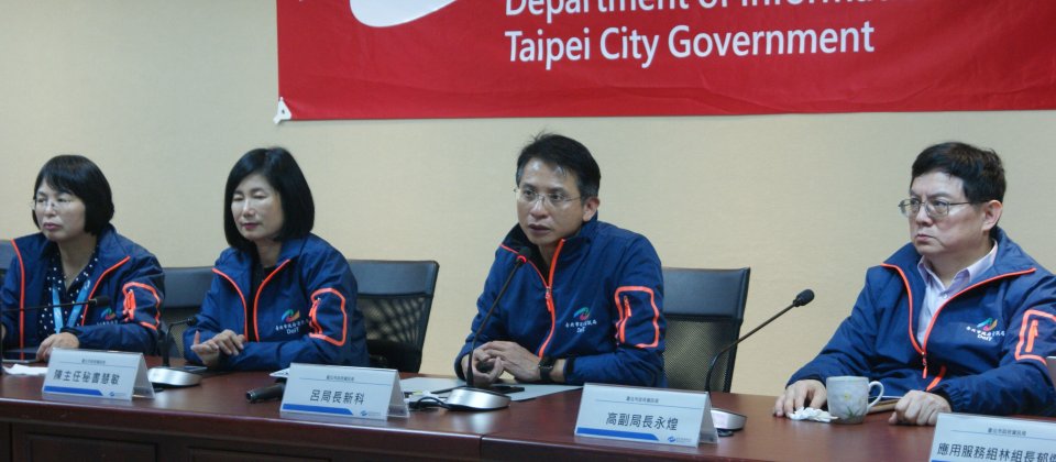 今年1月才接任臺北市資訊局長的呂新科(右二)說明未來將以架構性工法協助臺北市政府加速數位轉型。
