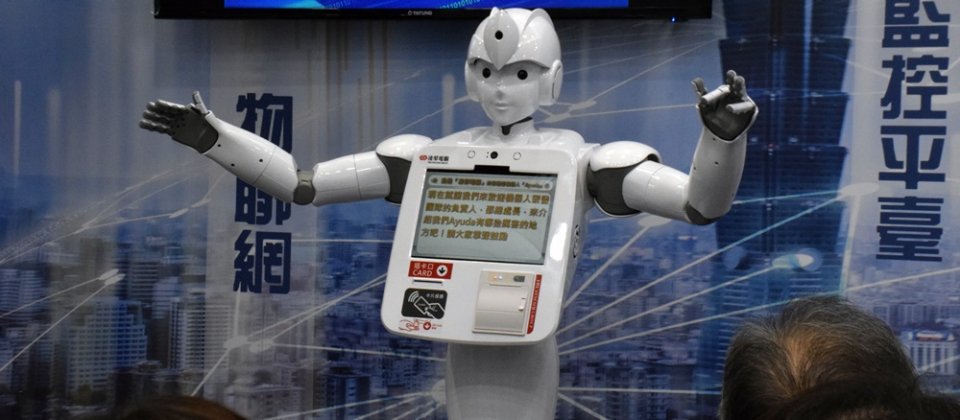 第四代Ayuda在外型及應用上,新增了QR code、NFC、RFID感應及晶片卡讀取的設計,以及熱感應紙列印功能。
