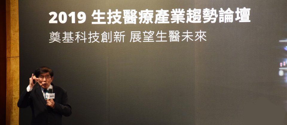 中央健保署署長李伯璋表示,去識別化後的健保資料,最快可以在今年六月讓業界企業與學術單位聯合申請,鬆綁以往只開放學術單位使用的規定。