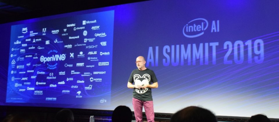 Intel IoT部門副總裁Jonathan Ballon表示,Intel發展AI推論用處理器的優勢在於:CPU搭配加速卡的組合(比單用GPU的效能更佳)、軟體平臺的工具集以及系統整合商的資源,能創造出一個完整的AI生態系,讓客戶直接在其中找到合作夥伴,更容易進行大規模產品部署。