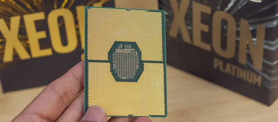 英特爾現場也首度展示採用Skylake-SP架構開發的第一代Xeon Scalable系列處理器工程樣品,採用14奈米製程,擁有高達28顆核心,56執行緒。