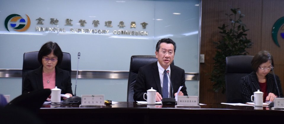 金管會主委顧立雄今天也在記者會上表示,銀行局目前密切關注分行、子行在中國的營運概況,已開業者均須採取必要防疫措施,且若有人確診,「我們要求銀行一定要通報!」