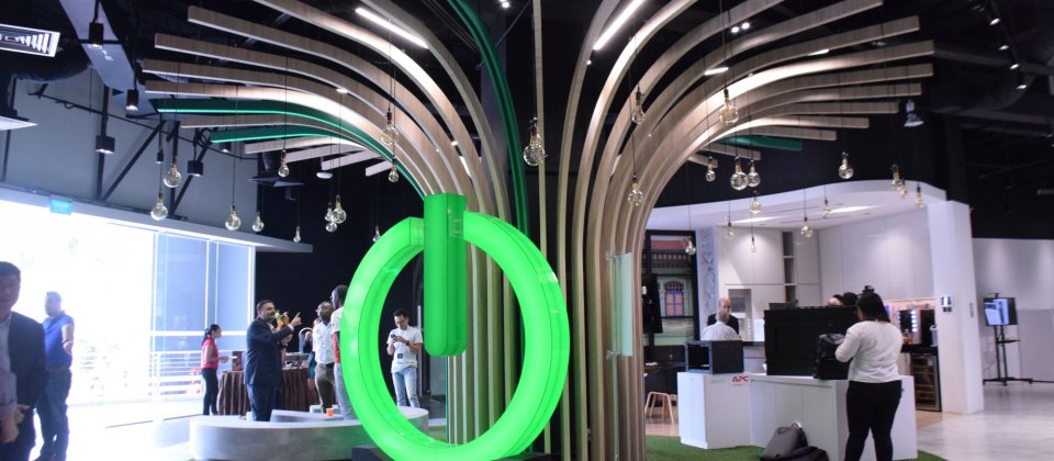 施耐德電機在Innovation Hub展示微型資料中心解決方案。目前已啟用的創新中心有16個,臺灣的創新中心正在建置中,預計11月會開幕。
