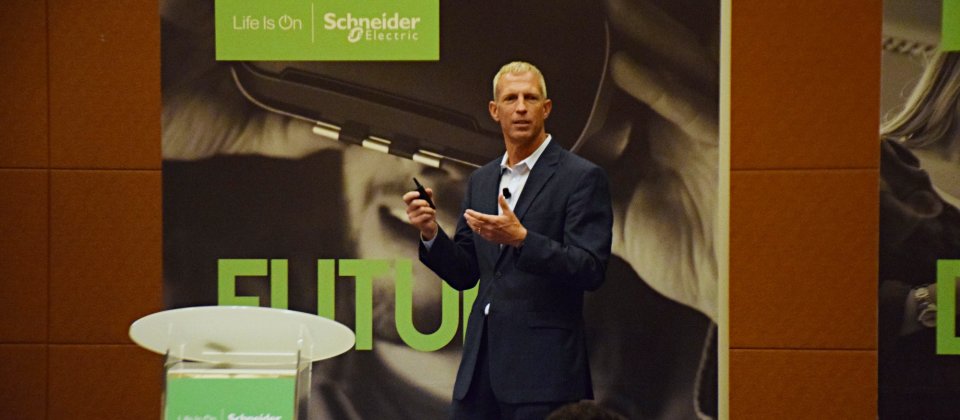 施耐德雲端資訊科技事業處資深副總裁暨CTO Kevin Brown在一場活動上揭露現行資料中心的發展架構,及其微型資料中心的設計挑戰。