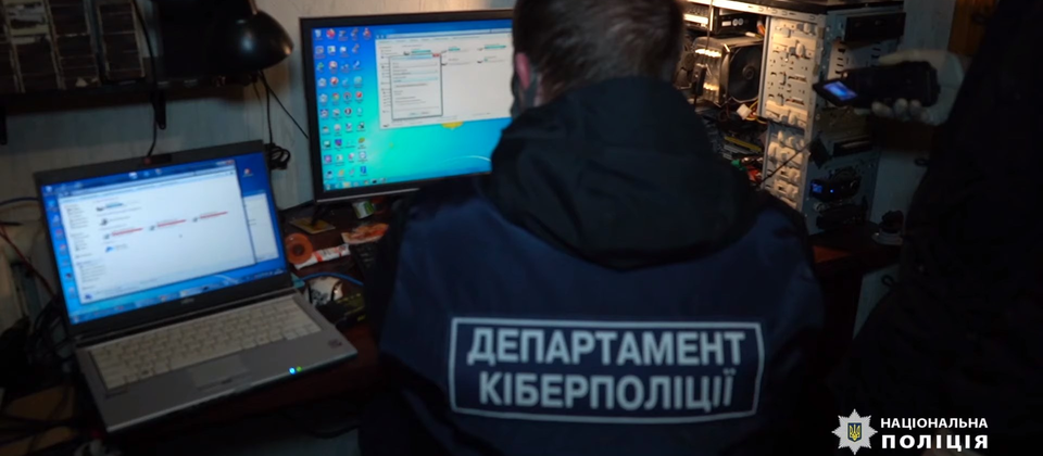 烏克蘭國家警察隊攻堅，逮捕涉及Emotet殭屍網路運作的2名嫌犯，並察看他們的電腦內容