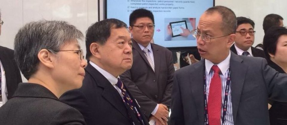 遠傳電信整合中嘉旗下有線電視資源佈局數位匯流市場。圖為資料照片,遠傳總經理李彬(左一)與董事長徐旭東(左二)。