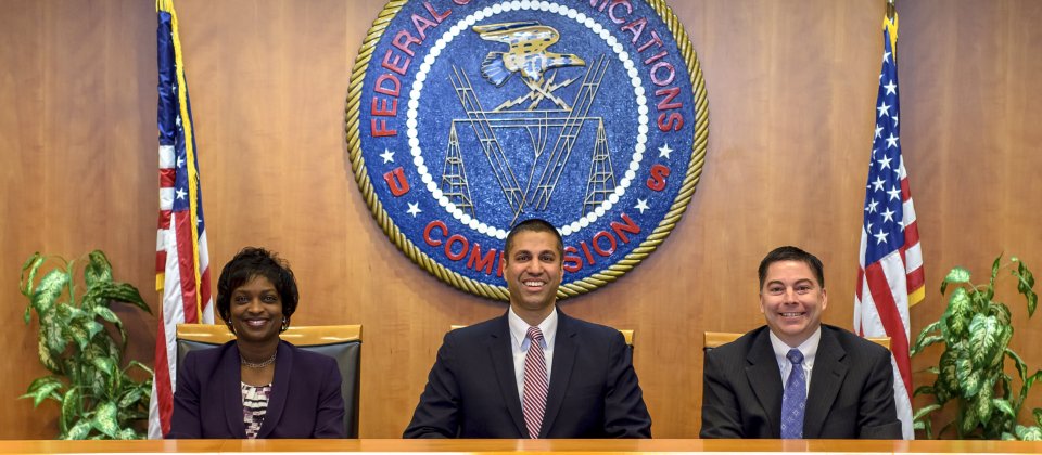 川普指派的FCC主席Ajit Pai(中)認為先前FCC將ISP納入Title II,為推動網路中立發布的開放網路命令限制了ISP業者的發展,準備在5月投票廢止。