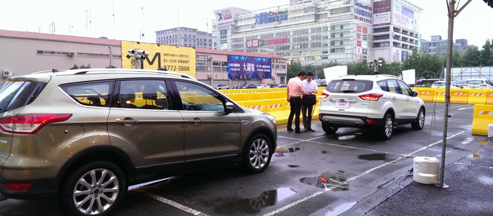 福特在大直美酈華以兩輛Kuga展示車對車通訊如何提升行車安全。